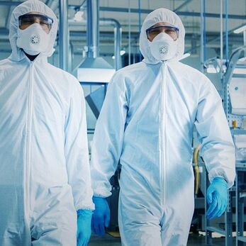 Quần áo phòng sạch dược phẩm yếu tố bắt buộc để duy trì môi trường sản xuất đạt chuẩn