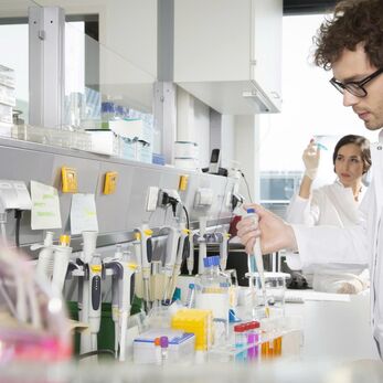 So sánh GMP-WHO và EU-GMP trong ngành dược phẩm: Doanh nghiệp cần hiểu gì?