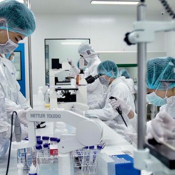 Tại sao phòng sạch trong sản xuất thuốc tiêm & thuốc nhỏ mắt lại khắt khe hơn?