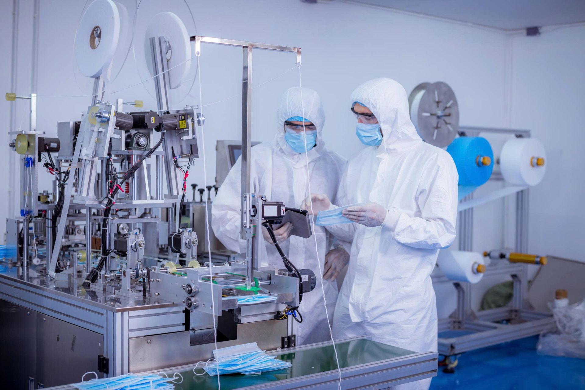 Quần áo phòng sạch là gì? Vai trò & giải pháp đồ bảo hộ từ VietnamCleanroom (Phần 1)